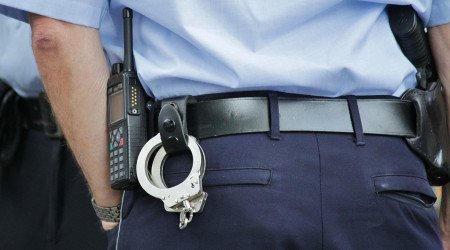 Polizist mit Handschellen (Quelle: pixabay.com)