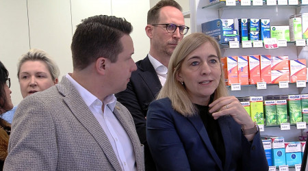 Nina Warken und Manuel Hailfinger in der Bahnhofs-Apotheke (Quelle: RTF.3)