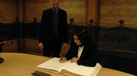 Afghanische Botschafterin tr&auml;gt sich ins Goldene Buch der Stadt ein (Quelle: RTF.3)