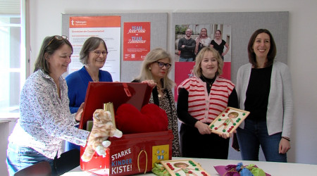 Frauen mit der Starke-Kinder-Kiste (Quelle: RTF.3)