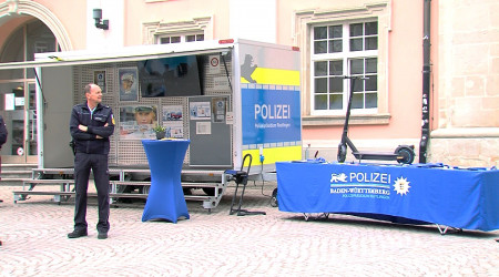 Polizist und E-Scooter in Rottenburg (Quelle: RTF.3)