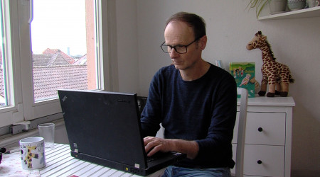 Jochen Weeber an seinem Laptop (Quelle: RTF.3)
