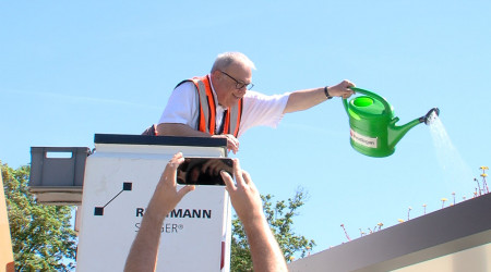 Thomas Keck gie&szlig;t begr&uuml;nte Bushaltestelle (Quelle: RTF.3)