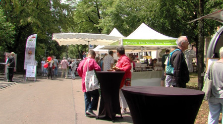 St&auml;nde und Besucher beim Neigschmeckt (Quelle: RTF.3)