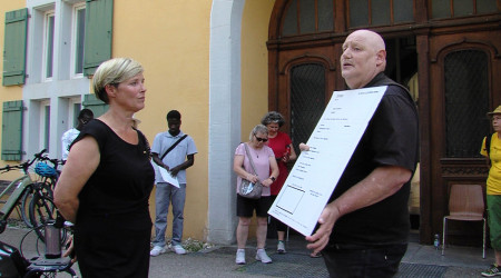 Cindy Holberg (links) im Gespr&auml;ch mit einem Mitglied von Grafenschreck (Quelle: RTF.3)
