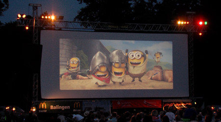 Die Minions auf der Leinwand im Open Air Kino (Quelle: RTF.3)