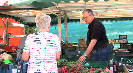 Michael Donth auf dem Wochenmarkt (Quelle: RTF.3)