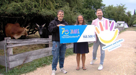 Fernsehlotterie &uuml;bergibt Scheck (Quelle: RTF.3)