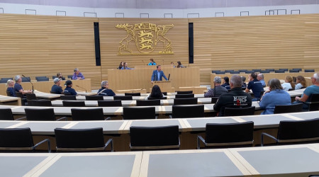 Manuel Hailfinger erkl&auml;rt dem Musikverein Grafenberg, wie Gesetze entstehen (Quelle: RTF.3)